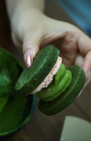 Poudre de Matcha sans produits chimiques, en sachets souples et bocaux métalliques, production stable pour les pâtisseries (OEM)
