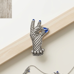 Nouvelle broche élégante style geste de la main avec émail bleu et détails en perles, épinglette de bijoux pour société de sororité - Product Image 1