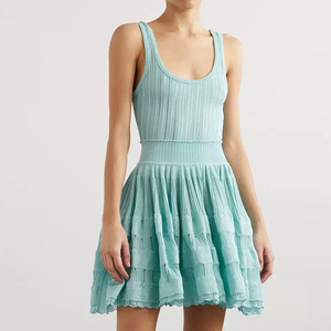 Miniabito in maglia da donna semplice con vita naturale, plissettato, a balze, scollo rotondo, senza maniche, lavorazione traforata, tinta unita, modello 2026 - Product Image 1