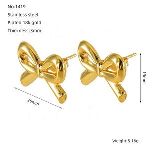 Boucles d'oreilles clous tendance en or pour femme, motif cœur et feuille texturés, en acier inoxydable plaqué or 14 carats, sur mesure, géométriques exagérées - Product Image 5