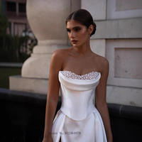 Robe de mariée bustier en satin blanc, ornée de perles, fendue haute, épaules dénudées, sexy, sans manches et dos nu