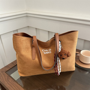 <span class=keywords><strong>Sac</strong></span> fourre-tout vintage en <span class=keywords><strong>cuir</strong></span> PU marron avec imprimé lettres, <span class=keywords><strong>sac</strong></span> à main tendance en suède texturé avec breloque ours, logo personnalisé - Product Image 3
