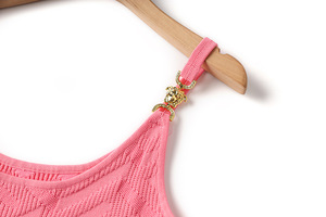 库存2025无袖女性针织设计金属装饰修身女性粉色提花Midi连衣裙 - Product Image 3