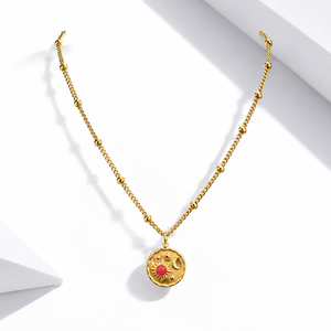 Collier pendentif pièce de monnaie en acier inoxydable émaillé, plaqué or 14K sous vide, chaîne texturée, détails rose et rouge - Product Image 1