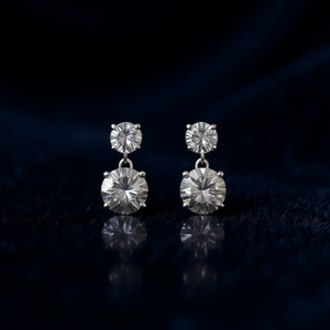 Orecchini Pendenti E3055 in Oro Bianco con Diamanti Taglio Brillante Rotondo, Montatura a Griffe, Gioielli Classici da Sposa per Donna - Product Image 2