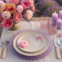 Assiettes de présentation élégantes en verre motif marguerite nordique, 13 pouces, cannelées, couleur lavande, pour la vente en gros, idéales pour les mariages, les fêtes et la location d'événements
