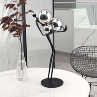 Abstrakte Moderne Schwarze Metall-Menschenfigur-Skulptur mit Silbernen Kugeln für Wohnzimmer Schlafzimmer Büro Villa Hotel Heim-Dekoration