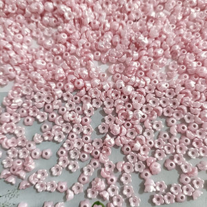 Perles de cristal de couleur et de taille et de forme mélangées perles de rocaille en verre pour enfants bijoux bricolage faisant du <span class=keywords><strong>muguet</strong></span> - Product Image 2