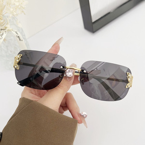 Lunettes de soleil tendance pour femmes, style tendance, verres dégradés, UV400, personnalisables, logo, sans monture, lunettes de soleil surdimensionnées pour femmes - Product Image 4