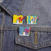 En gros : Épingles TV en métal, Cadeaux souvenirs, Épingles émaillées MTV, Accessoires métalliques à lettres colorées, Épingles de col pour vêtements, Badges