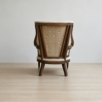 Fauteuil vintage à dossier haut en lin crème capitonné, avec garniture cloutée, structure en bois, pour salon ou lecture