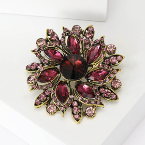 Broche de Liga Metálica Estilo Europeu-Americano, Ousado, Moderno e Retrô, com Cristais de Vidro Multicoloridos Deslumbrantes, Acessório Feminino para Agasalhos - Product Image 2