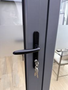 <span class=keywords><strong>Porte</strong></span> pliante en <span class=keywords><strong>aluminium</strong></span> résistante aux ouragans, <span class=keywords><strong>porte</strong></span> coulissante pliante à rupture <span class=keywords><strong>de</strong></span> pont thermique avec verre, <span class=keywords><strong>porte</strong></span> patio extérieure pliante - Product Image 2