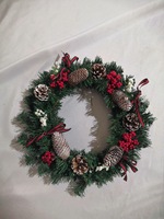 Großhandel Künstlicher Weihnachtskranz aus PVC mit Tannenzapfen, roten Beeren und Band für Tür- und Wanddekoration zu Feiertagen