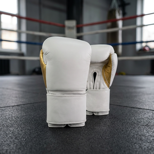 Gants de boxe personnalisés en similicuir blanc et or, gants d'entraînement MMA avec sangle de poignet auto-agrippante pour le sparring et la salle de sport - Product Image 3
