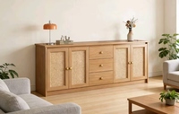 Buffet moderne nordique en bois massif naturel avec cadre en rotin tressé, poignées en laiton et plusieurs tiroirs pour salon et salle à manger
