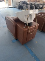 Fauteuil de lavage moderne en cuir PU pour salon de coiffure, chaise de lavage de cheveux en céramique, mobilier personnalisé en cuir marron pour salon de beauté et spa, vente en gros