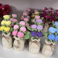 Charmant bouquet de fleurs de roses au crochet avec vase fleurs artificielles en fil de laine tricoté à la main pour la décoration intérieure et l'idée de cadeau