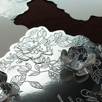 Menu en papier argenté de luxe Texte en feuille blanche avec motifs de fleurs 3D Idéal pour le réglage de la table de banquet de mariage