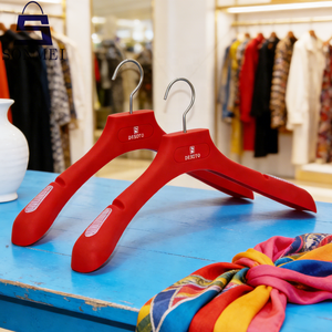 Cintres de mariée en plastique <span class=keywords><strong>rouge</strong></span> robustes et populaires avec crochet pivotant pour <span class=keywords><strong>robe</strong></span> de mariée et vêtements - Product Image 2