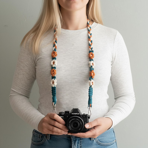 Cordon de téléphone portable tressé fait main avec motif fleur de marguerite, également utilisable comme porte-badge et bandoulière - Product Image 1