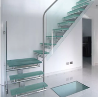 Marches d'escalier intérieures en bois personnalisées avec système de garde-corps en métal en verre