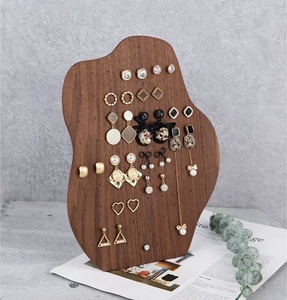 แท่นวางโชว์เครื่องประดับทำจากไม้เนื้อแข็งกระดานต่างหูแนวตั้งแบบไม่สม่ำเสมอลายวอลนัทสุดสร้างสรรค์ - Product Image 1