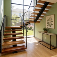 Escalier élégant à une seule poutre, sur mesure, avec marches en bois pour l'intérieur d'une villa design