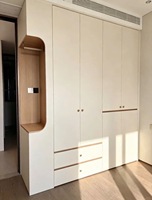 Armoire de style crème avec compartiment de rangement latéral ouvert, placard intégré sur mesure pour chambre à coucher