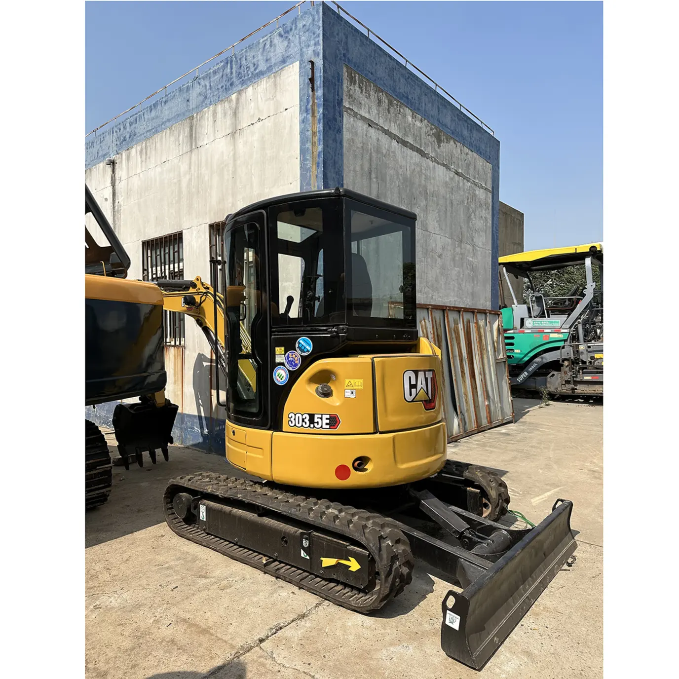 CAT303.5CR pequeno EXCAEATOR CAT303.5Ehas de segunda mão bom desempenho e baixo preço Amigos que precisam dele podem dar uma olhada