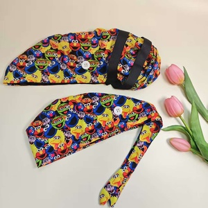 Bonnets <span class=keywords><strong>de</strong></span> travail pour infirmières en coton lavable à motif dessin animé avec attaches en ruban, boutons et logo personnalisé, bonnets <span class=keywords><strong>de</strong></span> bloc opératoire pour femmes avec ouverture pour queue <span class=keywords><strong>de</strong></span> cheval - Product Image 3