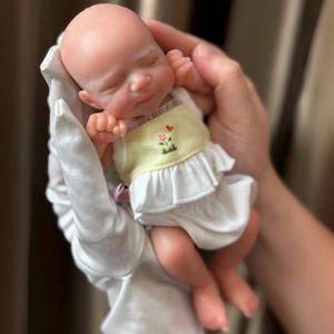 OtardDolls Poupée Reborn en silicone de 8 pouces, miniature, fille chauve, 20 cm, jouet réaliste et doux pour collectionneurs - Product Image 2