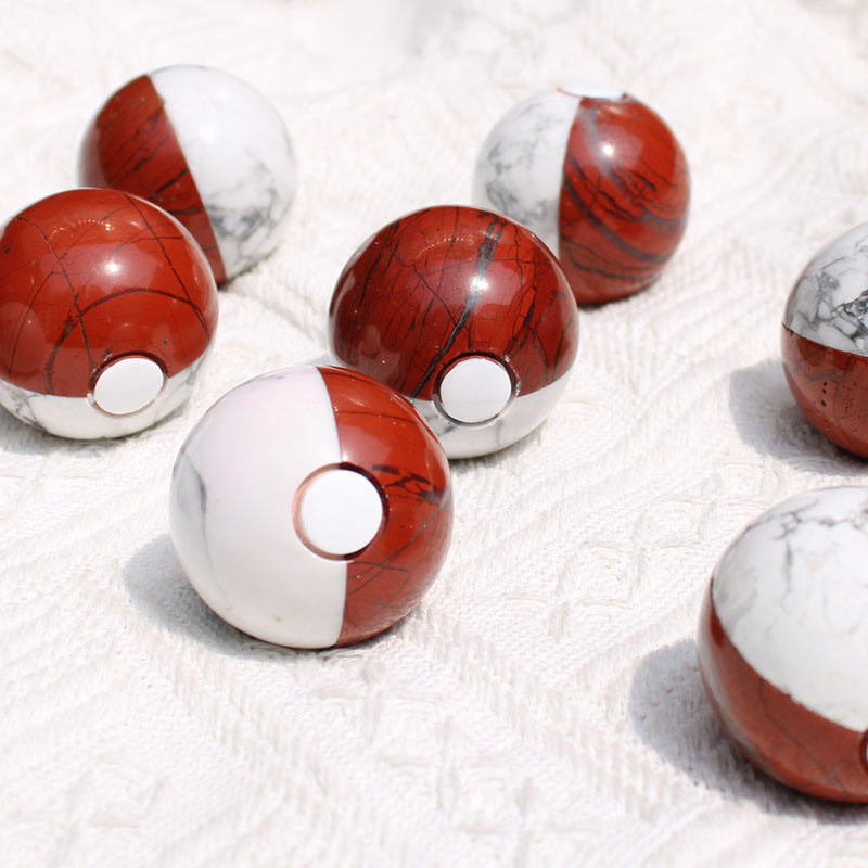 Jaspe rouge naturel avec boule de cristal de Howlite