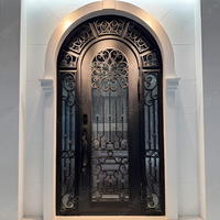 Porte d'entrée principale de villa en fer forgé de style espagnol avec panneaux latéraux en verre, porte de maison sécurisée