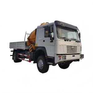 Grúa Plegable de 12 Toneladas Montada en un Camión 4x4 con Accesorio de Garra para Troncos. - Product Image 1