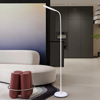 Lampe sur pied moderne et simple à hauteur réglable avec variateur tactile LED blanc chaud, corps en aluminium et abat-jour en plastique pour usage hôtelier