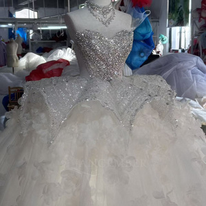 Vestido de Novia Moderno Wx380 Color Marfil de Manga Larga con Apliques de Cristales y Volantes de Tul, Estilo Princesa con Cola Capilla, Venta al por Mayor - Product Image 3