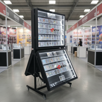 Présentoir promotionnel moderne pour jeux de cartes à collectionner, support de sol avec cadre métallique, affichage réglable et vitrines, éclairage LED