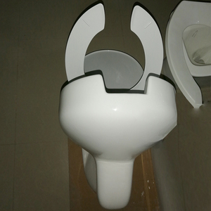 Toilettes murales en céramique accessibles dans les toilettes publiques, toilettes indépendantes avec rampes d'accès dans les salles de bain pour personnes handicapées - Product Image 2
