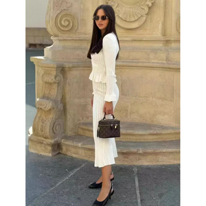 Vêtements pour femmes <span class=keywords><strong>en</strong></span> gros, robe élégante à coupe trapèze, <span class=keywords><strong>ensemble</strong></span> deux pièces, <span class=keywords><strong>haut</strong></span> <span class=keywords><strong>en</strong></span> tricot à manches évasées <span class=keywords><strong>et</strong></span> <span class=keywords><strong>jupe</strong></span> queue de poisson, <span class=keywords><strong>ensemble</strong></span> deux pièces pour femmes - Product Image 4