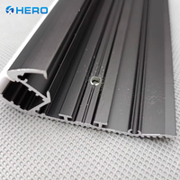 Profilés d'escalier LED en aluminium usiné, découpés et pliés, durables et modernes, pour zones à fort trafic HERO METAL