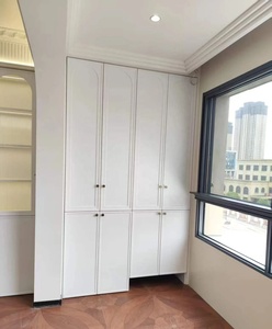 Armoire de style français moderne, finition blanc mat avec accents noirs, dotée de portes cintrées et de verre Longchamp - Product Image 2