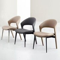 Chaise de salle à manger moderne en cuir avec cadre en métal marron PU pour la maison et le restaurant Design simple et décontracté Vente en gros