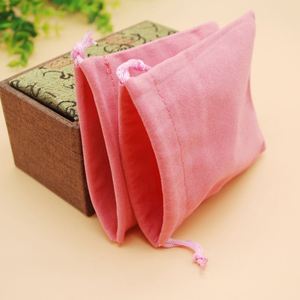 Petite pochette à cordon en velours légère avec logo, emballage cadeau et sacs de rangement pour parfums, design tendance - Product Image 3