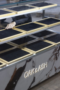 Vitrine à bijoux en verre sur mesure haut de gamme avec écran LED, étanche, portable, étagère flottante pour magasins de détail et centres commerciaux - Product Image 4