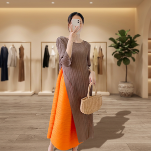 Robes plissées métalliques Miyake 2026 en gros pour femmes, style décontracté avec pompons, idéales pour le bureau - Product Image 3