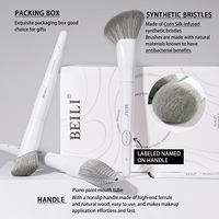 Nouvelle Arrivée Kit de Pinceaux de Maquillage Professionnels Blancs avec Logo Personnalisé, Poils Synthétiques en Soie de Maïs, Ensemble de Pinceaux Végans de Luxe avec Support