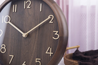Horloge murale en bois à mouvement silencieux avec cadre en pin et design moderne