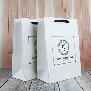 Sac shopping en papier laminé noir de luxe personnalisé avec poignée en ruban, logo personnalisé imprimé, boutique de cadeaux - Product Image 4