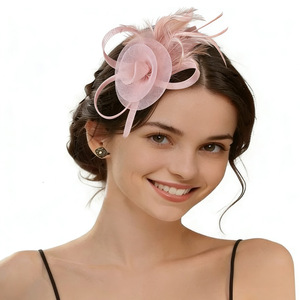 Fascinator violet pour femme avec plumes et fleurs en résille, idéal pour mariage, Kentucky Derby et tea party - Product Image 2